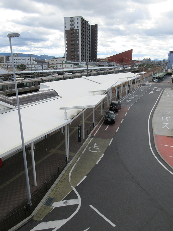 駅前通路上屋　屋根の全景